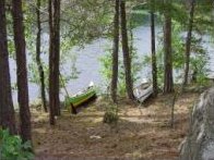 De kano's liggen veilig op het land